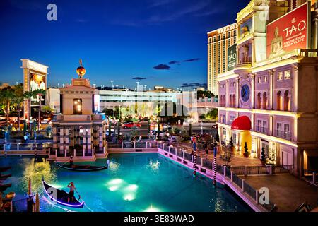 Die Sonne untergeht über dem Venetian Hotel in Las Vegas, wirft ein farbenfrohes Licht auf den Kanal und schafft eine lebhafte Atmosphäre in der Gegend. Stockfoto