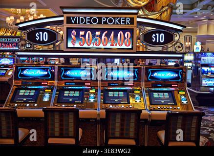 Die Leute spielen Video Poker im Bellagio Casino. Die Maschinen zeigen hohe Gewinne und ziehen viele Spieler in Las Vegas an. Stockfoto