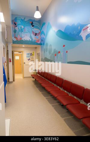 Wartebereich für die pädiatrische Notaufnahme im NHS-Krankenhaus; mit Sitzplätzen für Kinder und ihre Familien. West Middlesex Hostital, Isleworth. London. UK. (148) Stockfoto
