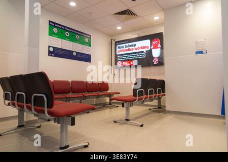 Wartebereich für die pädiatrische Notaufnahme im NHS-Krankenhaus; mit Sitzplätzen für Kinder und ihre Familien. West Middlesex Hostital, Isleworth. London. UK. (148) Stockfoto