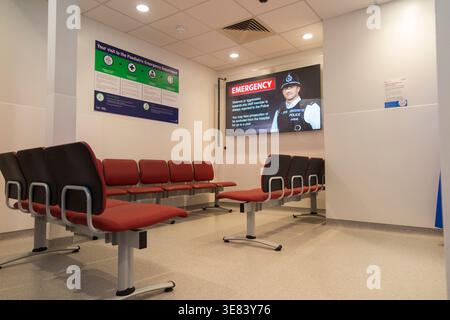 Wartebereich für die pädiatrische Notaufnahme im NHS-Krankenhaus; mit Sitzplätzen für Kinder und ihre Familien. West Middlesex Hostital, Isleworth. London. UK. (148) Stockfoto