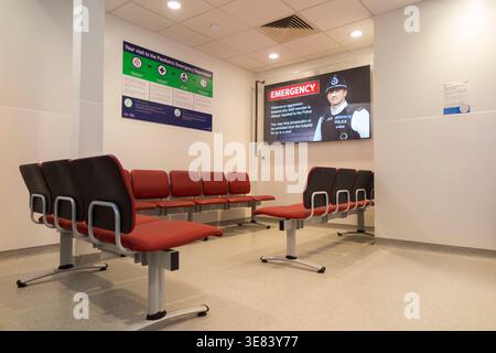Wartebereich für die pädiatrische Notaufnahme im NHS-Krankenhaus; mit Sitzplätzen für Kinder und ihre Familien. West Middlesex Hostital, Isleworth. London. UK. (148) Stockfoto