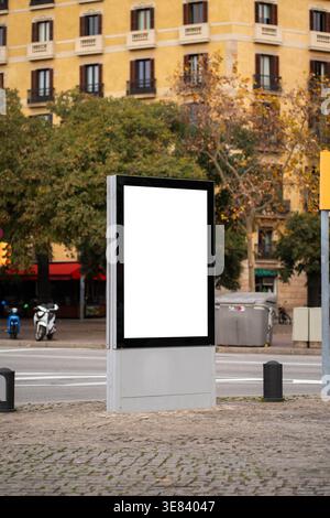Leere vertikale Plakatwand auf einem belebten urbanen Bürgersteig Stockfoto