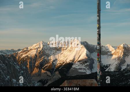 360-Grad-Panoramablick von der Spitze Innsbruck an der Hafelekarspitze mit Blick auf die zerklüfteten Karwendelberge und das Inntal. Stockfoto