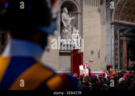 Vatikan, Vatikan. April 2026. Papst Leo XIV. Hält seine Rede während der Mahnwache für den Frieden im Petersdom. (Foto: Stefano Costantino/SOPA Images/SIPA USA) Credit: SIPA USA/Alamy Live News Stockfoto