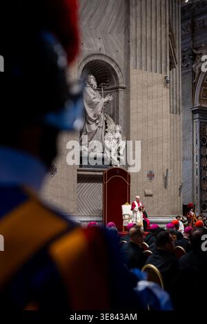 Vatikan, Vatikan. April 2026. Papst Leo XIV. Hält seine Rede während der Mahnwache für den Frieden im Petersdom. (Foto: Stefano Costantino/SOPA Images/SIPA USA) Credit: SIPA USA/Alamy Live News Stockfoto