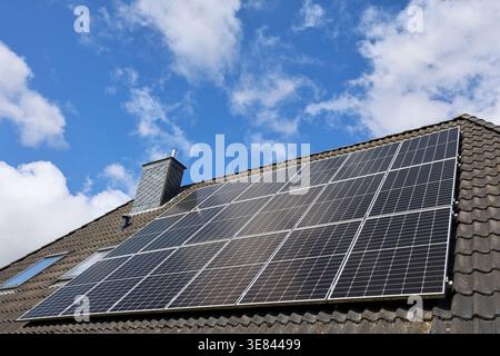 Auf einem Wohndach installierte Solarpaneele sammeln unter blauem Himmel saubere Energie Stockfoto