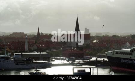 Ronne, Dänemark, 2-08-2017 Beschreibung: Hafen und Skyline der Stadt Rønne mit der St. Nicolas Kirche, Bornholm. Stockfoto