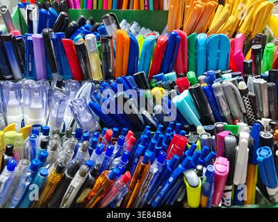 Karachi, Pakistan - 07. April 2026: Eine lebendige Auswahl an farbenfrohen Stiften, Markern und Bleistiften wird in einem Schreibwarengeschäft ausgestellt Stockfoto