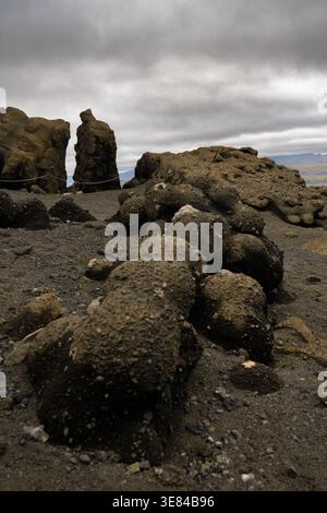 Blick auf die zerklüfteten, dunklen Felsen und vulkanischen Formationen unter einem bewölkten Himmel, die eine raue, dramatische Landschaft in Skaftárhreppur, Skaftárhreppur, Eis schaffen Stockfoto