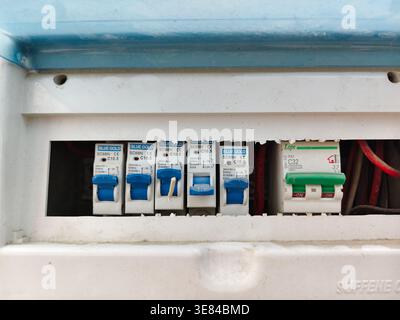 Karachi, Pakistan - 06. April 2026: Leistungsschalter an der Schalttafel nach Auslösung aufgrund von Überlastung Stockfoto