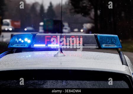 26. März 2026, Bayern, Otterfing: Am 26. März 2026 ist auf der Autobahn A8 bei Otterfing (Bayern) zwischen dem blauen Licht in der Dachleiste eines Polizeieinsatzfahrzeugs die Schrift „Follow me“ zu sehen. (Symbolbild, Symbolfoto, Illustration, symbolisches Foto, illustratives Foto, Themenbild, allgemeines Bild, Themenfoto) Foto: Matthias Balk/dpa Stockfoto