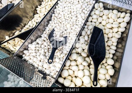Gefrorene Halbfertigprodukte in einem Lebensmittelgeschäft. Ein gutes Naturprodukt für schnelles Kochen köstlicher Speisen. Bequemlichkeit und Fertiggerichte Stockfoto