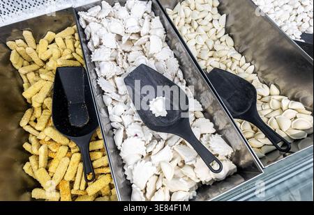 Gefrorene Halbfertigprodukte in einem Lebensmittelgeschäft. Ein gutes Naturprodukt für schnelles Kochen köstlicher Speisen. Bequemlichkeit und Fertiggerichte Stockfoto