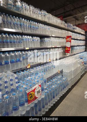 Umfangreiche Regale mit 1,5-Liter-Flaschen Trinkwasser der Marke Crystal in einem Supermarkt in der Robinson Lifestyle Mall in Chalong, Ph Stockfoto