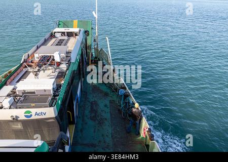 Lido, Venedig, Italien - 25. Oktober 2024: Blick über den Bus auf der ACTV-Fahrzeugfähre mit Passagieren über die Lagune Venetian Stockfoto