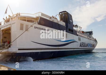 Serifos, Griechenland - 8. September 2018: Speedrunner III Fähre von Aegean Lines im Hafen von Serifos. Kykladen, Griechenland Stockfoto