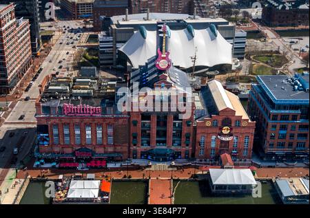 Baltimore, MD - USA - 22. März 2026 aus der Vogelperspektive von Baltimores Inner Harbor zeigt das historische Pratt Street Power Plant Building, in dem sich Hard Roc befindet Stockfoto