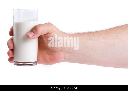 Männliche Hand, die ein Glas mit frischer weißer Milch hält. Stockfoto