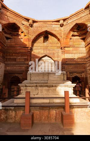 Das Grab von Iltutmish befindet sich im Qutb-Komplex, Mehrauli, Neu-Delhi, Indien Stockfoto