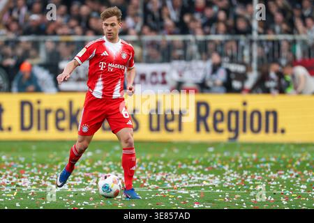 Joshua Kimmich (Muenchen) beim Spiel der 1. Fussball Bundesliga - FC St.Pauli vs. FC Bayern München (Enstand 0:5) am 11.4.2026 im Millerntor Stadion in Hamburg Joshua Kimmich (München) während des Bundesliga-Spiels - FC St. Pauli vs. FC Bayern München (Ergebnis 0:5) am 11. April 2026 im Millerntor Stadion in Hamburg Stockfoto
