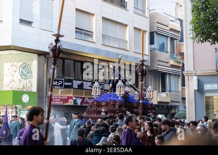 Almeria, Spanien - 30. März 2026: Zuschauer füllen die Straße als Wagen, der Jesus während einer Karwoche in Centra zeigt Stockfoto