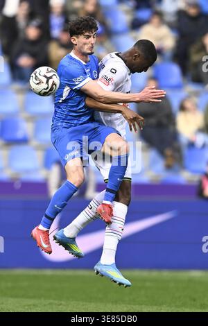 Heverlee, Belgien. April 2026. Genks Robin Mirisola und OHL Roggerio Nyakossi kämpfen um den Ball während eines Fußballspiels zwischen KRC Genk und Oud-Heverlee Leuven am Sonntag, den 12. April 2026 in Heverlee, am zweiten Tag der Europa-Play-offs (PO 2) der ersten Liga der Jupiler Pro League 2025-2026 in der belgischen Meisterschaft. BELGA FOTO JOHAN EYCKENS Credit: Belga News Agency/Alamy Live News Stockfoto