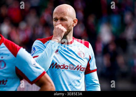 Gernot Trauner aus Feyenoord sieht nach dem letzten Pfiff des niederländischen Eredivisie-Spiels zwischen NEC Nijmegen und Feyenoord Rotterdam am 12. April 2026 im Goffertstadion in Nijmegen, Niederlande, niedergeschlagen aus. (Quelle: Warz Brinkerhof/MTB-Foto/Alamy Live News) Stockfoto