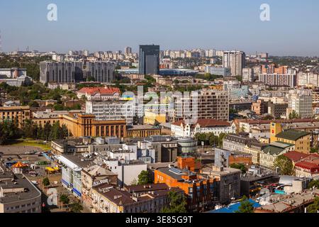 Dnipro, Ukraine – 19. Mai 2023: Ein weitläufiger Hochwinkel fängt die pulsierende urbane Landschaft von Dnipro ein, eine Mischung aus Wohngebäuden, modernen Hochhäusern, Stockfoto