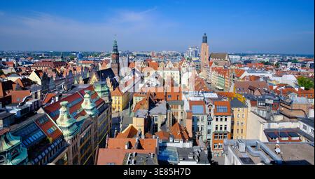 Panorama der Stadt Breslau in Polen. Straße von Breslau, Luftaufnahme. Stadtbild in Europa. Stockfoto