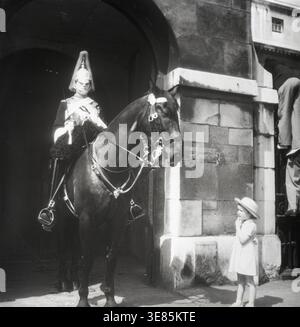 Mount Horse Guard, London, 1955. Mitglied der Kavallerie im Wachdienst vor der Parade der Horse Guards. Stockfoto