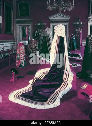 Die Krönungskleider von Prinzessin Margaret, getragen bei der Krönung ihrer Schwester, Königin Elisabeth II., 1953. Stockfoto
