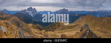 Panoramablick auf das Mondeval-Tal und auf den Berg Civetta und den Berg Pelmo. Bewölkter Herbsttag in den italienischen Dolomiten bei Cortina d'Ampezzo. Stockfoto