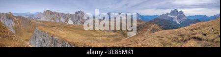 Panoramablick auf das Mondeval Becken in der Nähe von Cortina d'Ampezzo in den italienischen Dolomiten. Bewölktes Herbstwandern in bergigen Landschaften. Stockfoto