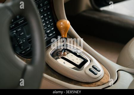 Eine detaillierte Makroaufnahme des Wählschalters „J-GATE“ in einem Jaguar XJ Executive (X308). Das Foto zeigt den hölzernen Schaltknopf. Stockfoto
