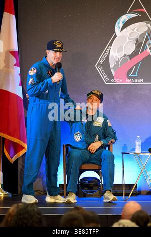 Houston, Usa. April 2026. CSA-Astronaut Jeremy Hansen, links, dankt NASA-Astronaut und Artemis II-Kommandeur Reid Wiseman, rechts, während der Bemerkungen vor einer Menge von Freunden, Familie und Kollegen, die sich für die Rückkehr der Artemis II-Crew auf dem Ellington Field des Johnson Space Centers am 11. April 2026 in Houston, Texas versammelt haben. Die Artemis II-Besatzung der Astronauten Reid Wiseman, Victor Glover, Christina Koch und CSA-Astronaut Jeremy Hansen hat ihre Mission zum Mond und zurück in der Orion-Raumsonde sicher abgeschlossen. Quelle: Helen Arase Vargas/NASA Photo/Alamy Live News Stockfoto