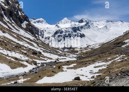 Blick auf die schneebedeckten Pyrenäen an der Grenze zwischen Bielsa und Aragnouet, Spanien und Frankreich Stockfoto