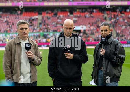 Tobias Schweinsteiger (Fußballexperte), Rene Wagner (1. FC Köln, Coach) und Laura Wontorra (DAZN-Moderatorin) zu Beginn des Interviews. Borussia Borussia Mönchengladbach vs. 1. FC Heidenheim, Fußball, 1. Bundesliga, 28. Spieltag, Stockfoto