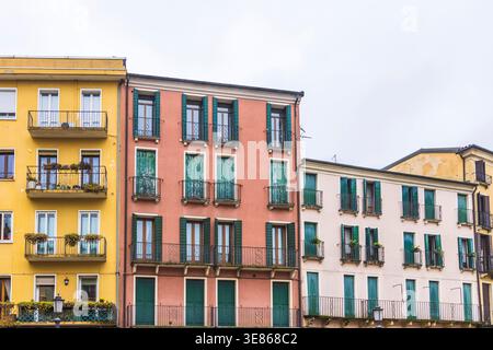 Farbenfrohe Apartmentfassaden mit Balkonen und Fensterläden in Padua, Italien, mit klassischer urbaner Architektur, Pastelltönen und alltäglicher einrichtung Stockfoto