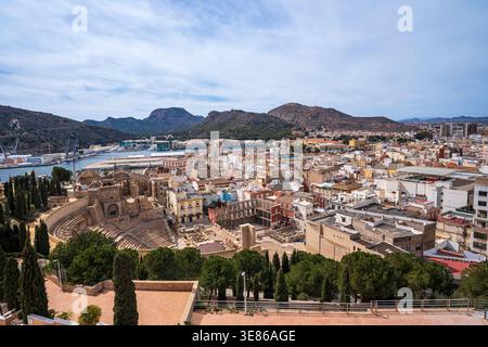 Atemberaubender Blick auf das antike römische Theater in Cartagena, Spanien. Das Bild zeigt die historischen Ruinen, die in das moderne städtische zentrum integriert sind Stockfoto
