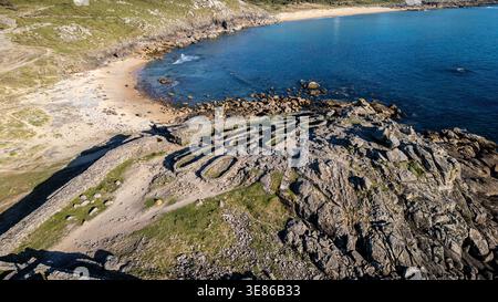 Atemberaubende Aussicht auf Castro de Baroña, eine alte keltische Siedlung aus der Eisenzeit auf einer felsigen Halbinsel in Galicien. Das Foto zeigt den kreisförmigen Stein DW Stockfoto