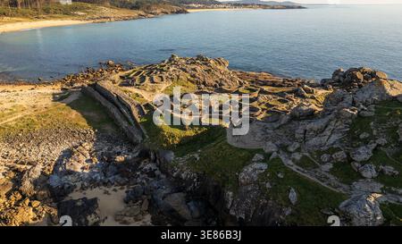 Atemberaubende Aussicht auf Castro de Baroña, eine alte keltische Siedlung aus der Eisenzeit auf einer felsigen Halbinsel in Galicien. Das Foto zeigt den kreisförmigen Stein DW Stockfoto