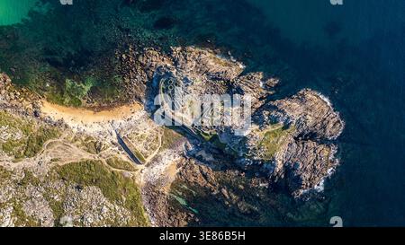 Atemberaubende Luftaufnahme von Castro de Baroña, einer keltischen Siedlung aus der Eisenzeit in Galicien. Das Bild zeigt kreisförmige Steinhäuser, die sich auf einer r Stockfoto