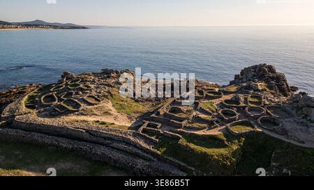 Atemberaubende Aussicht auf Castro de Baroña, eine alte keltische Siedlung aus der Eisenzeit auf einer felsigen Halbinsel in Galicien. Das Foto zeigt den kreisförmigen Stein DW Stockfoto