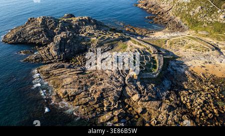 Atemberaubende Aussicht auf Castro de Baroña, eine alte keltische Siedlung aus der Eisenzeit auf einer felsigen Halbinsel in Galicien. Das Foto zeigt den kreisförmigen Stein DW Stockfoto