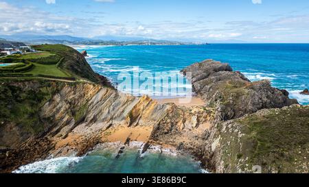 Atemberaubende Aussicht auf Costa Quebrada in Kantabrien aus der Vogelperspektive. Das Bild fängt Somocuevas Beach mit seinem türkisfarbenen Wasser, zerklüfteten Klippen und dem dramatischen Felsen ein Stockfoto