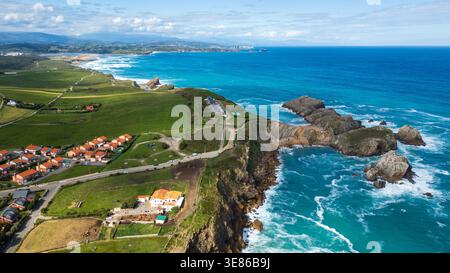 Atemberaubende Aussicht auf Costa Quebrada aus der Luft in Kantabrien, Spanien. Das Bild zeigt zerklüftete Klippen, Felsformationen im türkisfarbenen Ozean, grüne Wiesen, A Stockfoto