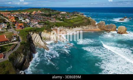 Atemberaubende Aussicht auf Costa Quebrada aus der Luft in Kantabrien, Spanien. Das Bild zeigt zerklüftete Klippen, Felsformationen im türkisfarbenen Ozean, grüne Wiesen, A Stockfoto
