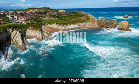 Atemberaubende Aussicht auf Costa Quebrada aus der Luft in Kantabrien, Spanien. Das Bild zeigt zerklüftete Klippen, Felsformationen im türkisfarbenen Ozean, grüne Wiesen, A Stockfoto