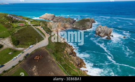 Atemberaubende Aussicht auf Costa Quebrada aus der Luft in Kantabrien, Spanien. Das Bild zeigt den Arnia Beach mit Flyschformationen, türkisfarbenem Wasser, zerklüfteten Klippen und Stockfoto
